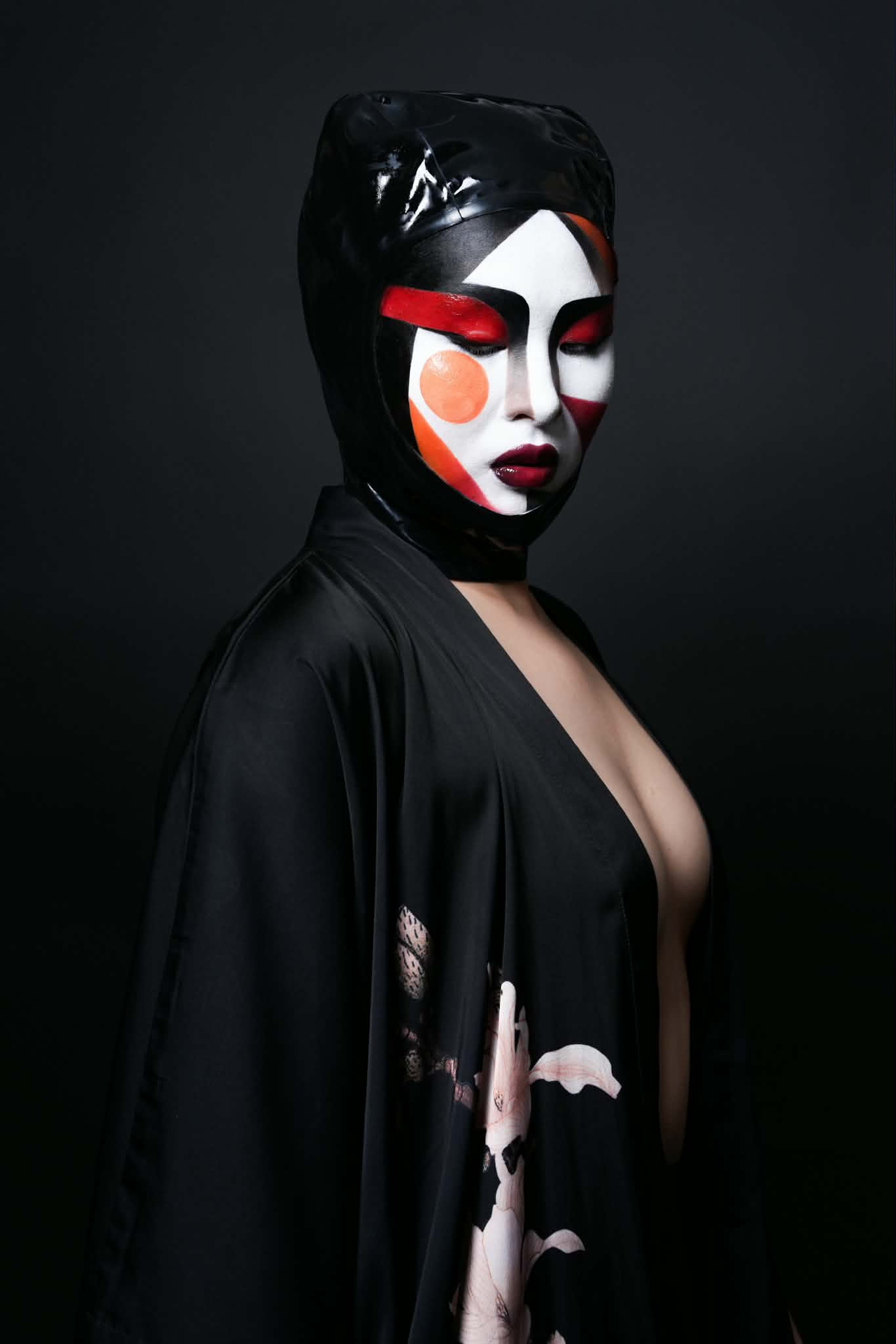 Maquillage artistique graphique rouge, blanc et noir sur une silhouette inspirée du théâtre japonais.