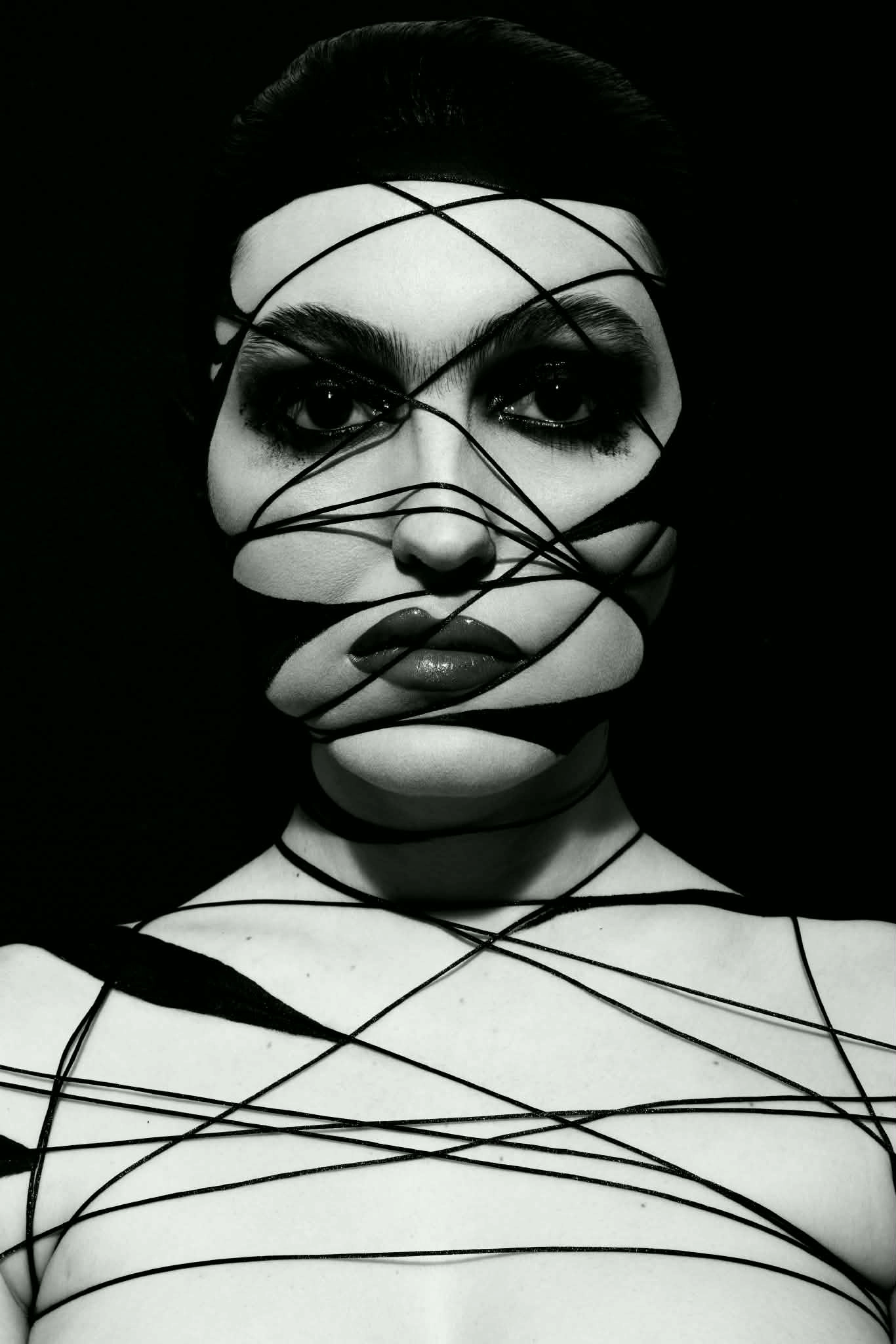 Portrait artistique en noir et blanc traversé de lignes graphiques.